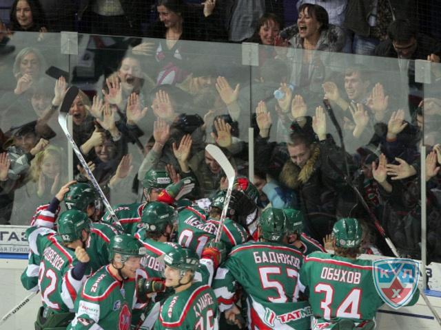 Photo hockey KHL : Omsk tombe les armes  la main - KHL - Kontinental Hockey League
