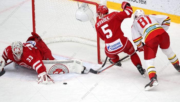 Photo hockey KHL : Toujours au contact - KHL - Kontinental Hockey League