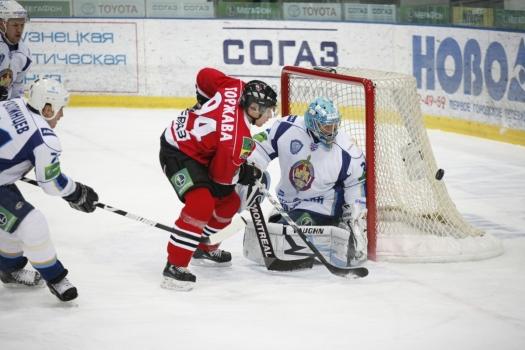 Photo hockey KHL : Un coup dans l