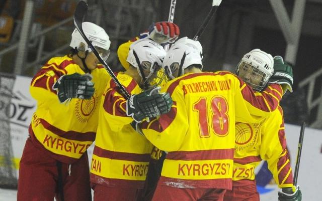 Photo hockey Les Kirghizes passent en tte - Hockey dans le Monde