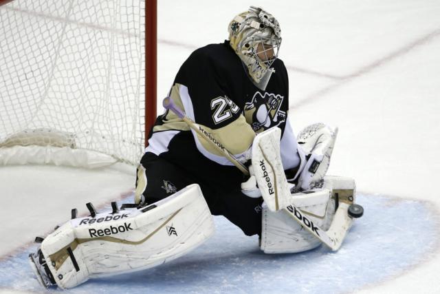 Photo hockey NHL : Fleury poursuit dans son jardin - NHL : National Hockey League - AHL