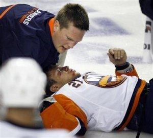 Photo hockey NHL : Okposo agress par Phaneuf - NHL : National Hockey League - AHL