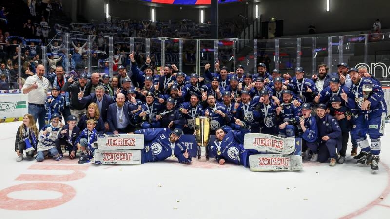 Photo hockey TELH : Une traînée de feu dans le ciel - TELH - Tipsport Extraliga Ledního Hokeje Photo hockey TELH : Une traînée de feu dans le ciel - TELH - Tipsport Extraliga Ledního Hokeje