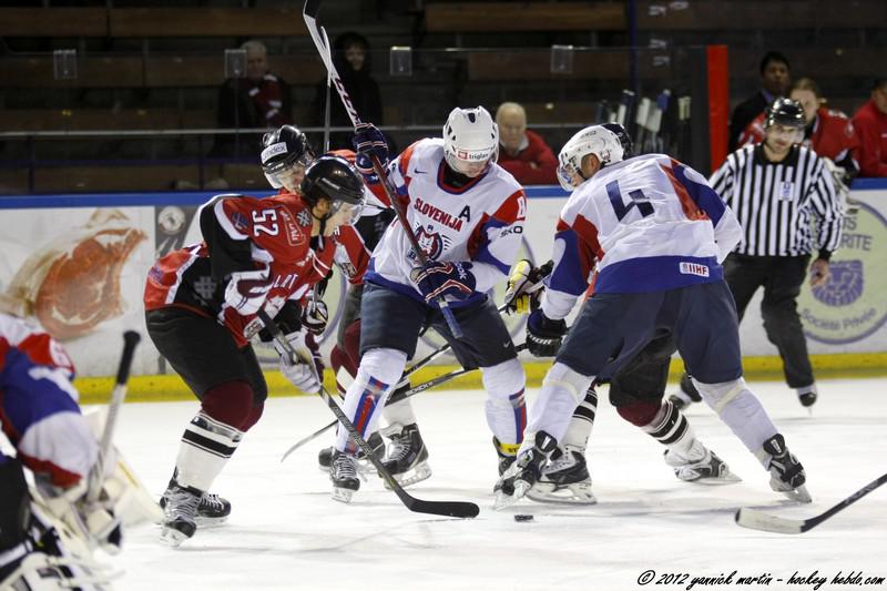 Photo hockey reportage EIHC : Slovnie-Lettonie  EN ATTENTE