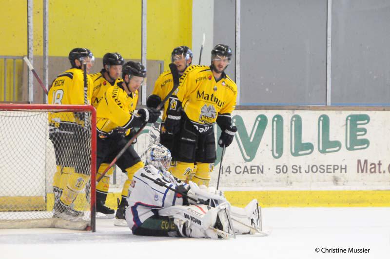 Photo hockey reportage Les Dragons dbutent bien