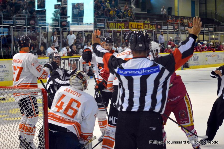 Photo hockey reportage Les Ducs djouent le Gamyo