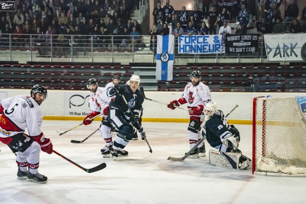 Photo hockey  - Division 1 - Quart de Finale match 5 : Marseille vs Briançon  - Clap de fin pour les Spartiates