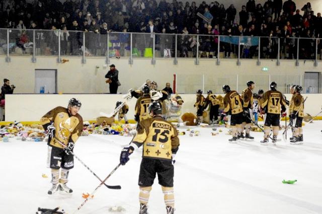 Photo hockey  - Division 3 : journées des 26 - 27 novembre 2016 : Dammarie-les-Lys vs Courbevoie  - Des buts et des peluches