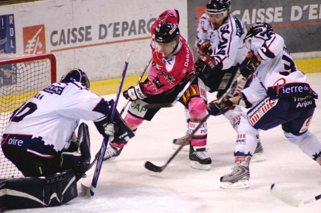 Photo hockey Coupe de la Ligue ARCHIVES - CDL 1/4 - Retour : Amiens  vs Angers  - Le coup passa si prés...