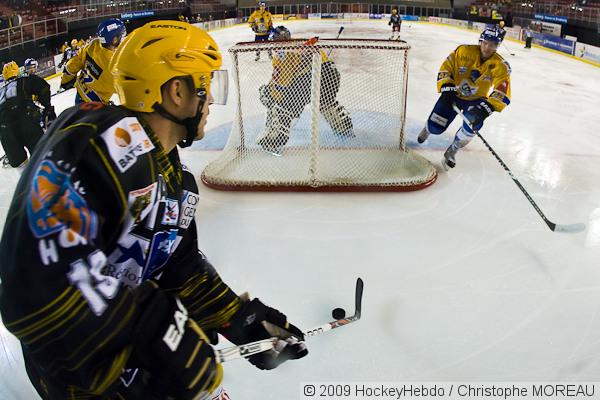 Photo hockey Coupe de la Ligue ARCHIVES - Coupe de la Ligue  : 1/8 2ème journée : Strasbourg  vs Dijon  - Strasbourg à l’extrême limite
