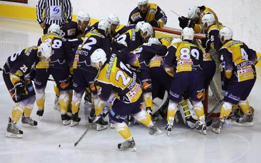 Photo hockey Coupe de la Ligue ARCHIVES - Coupe de la Ligue  : 1/8 4ème journée : Chamonix  vs Morzine-Avoriaz - La troisième fut la bonne