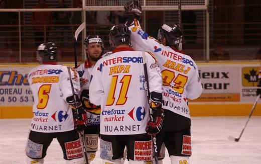 Photo hockey Coupe de la Ligue ARCHIVES - Coupe de la Ligue : 1/8ème, 1ère journée : Chamonix  vs Morzine-Avoriaz - Les Pingouins volent la peau des Chamois