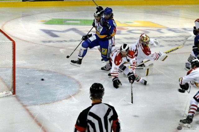 Photo hockey Coupe de la Ligue ARCHIVES - Coupe de la Ligue : 1/8ème, 1ère journée : Dijon  vs Morzine-Avoriaz - Dijon entre du bon patin
