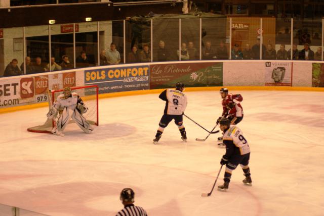 Photo hockey Coupe de la Ligue ARCHIVES - Coupe de la Ligue : 1/8ème, 5ème journée : Morzine-Avoriaz vs Chamonix  - Des Pingouins à deux visages