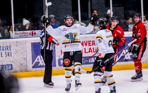 Photo hockey Division 1 - Division 1 : 16ème journée : Morzine-Avoriaz vs Chambéry - Dix de chute...