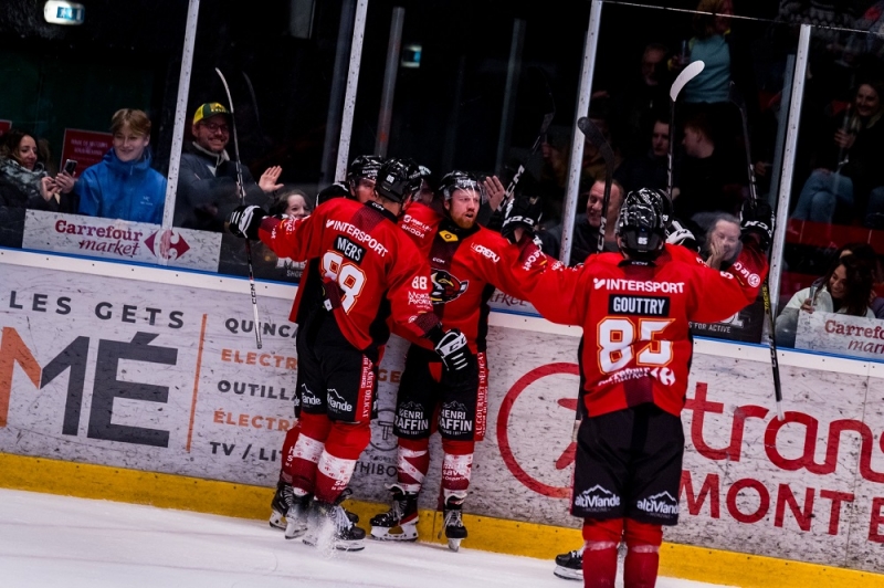 Photo hockey Division 1 - Division 1 : 25ème journée : Morzine-Avoriaz vs Mont-Blanc - Les Pingouins glissent le plus loin
