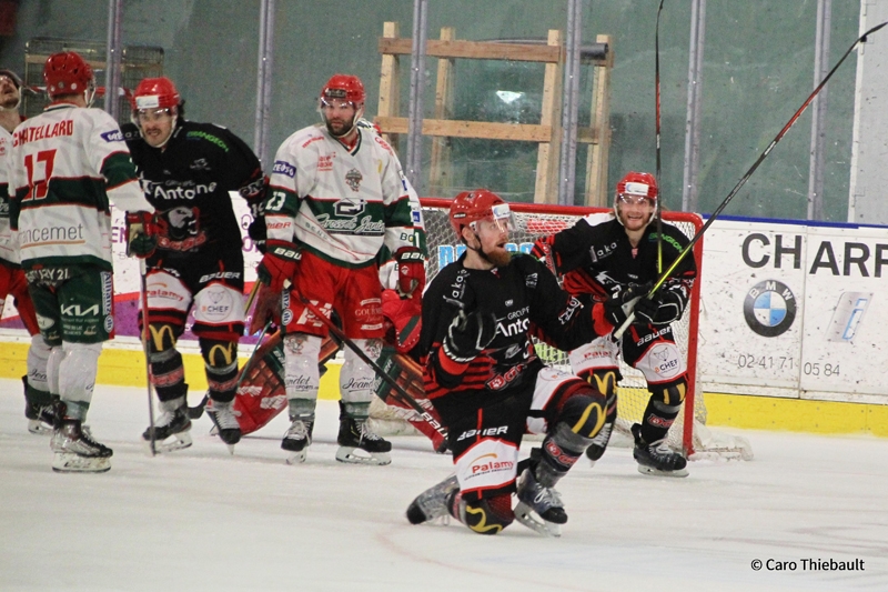 Photo hockey Division 1 - Division 1 : 26ème journée : Cholet  vs Mont-Blanc - Cholet retrouve le chamin de la victoire