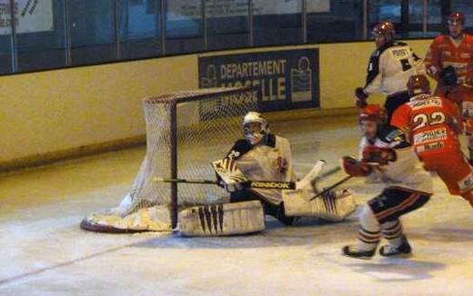 Photo hockey Division 2 - D2 : 2ème journée - A : Amnéville vs Evry  - Amnéville se fait scalper  