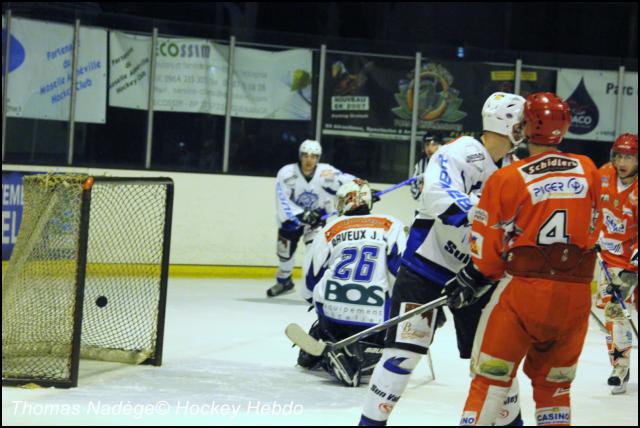 Photo hockey Division 2 - D2 : 2ème journée - B : Amnéville vs Courchevel-Méribel-Pralognan - Sur de bons rails