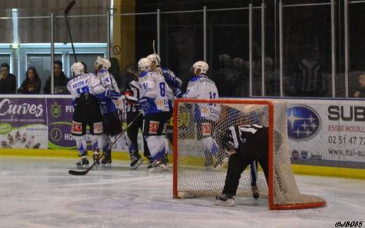 Photo hockey Division 2 - D2 : Play Off - Finale - match 1 : La Roche-sur-Yon vs Courchevel-Méribel-Pralognan - D2 : Les Bouquetins remportent la 1ère manche