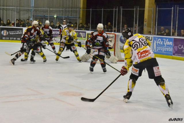 Photo hockey Division 2 - D2 : Play Off 1/2 finale - match 2 : La Roche-sur-Yon vs Chambéry - L’Aigle impérial fait chavirer de bonheur le nid