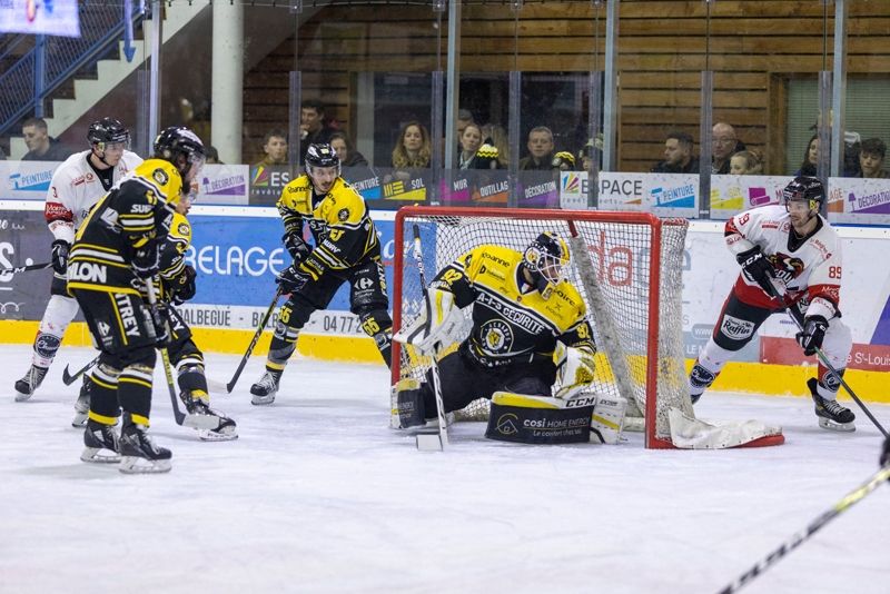 Photo hockey Division 2 - D2 : Play-off 1/4 de Finale Aller : Roanne vs Morzine-Avoriaz - Roanne défait par indiscipline ???