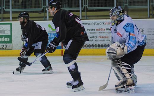 Photo hockey Division 2 - D2 : Play Offs - Finale - match 1 : Toulouse-Blagnac vs Tours  - Les Noirs mettent les Blancs en échec