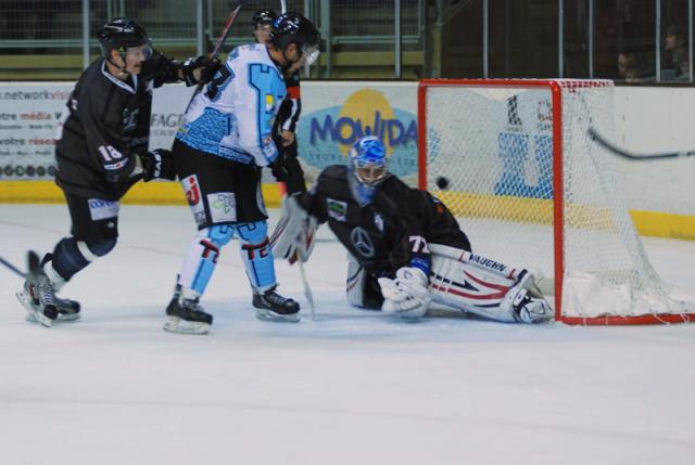 Photo hockey Division 2 - D2 : Play Offs - Finale - match 1 : Toulouse-Blagnac vs Tours  - Les Noirs mettent les Blancs en échec