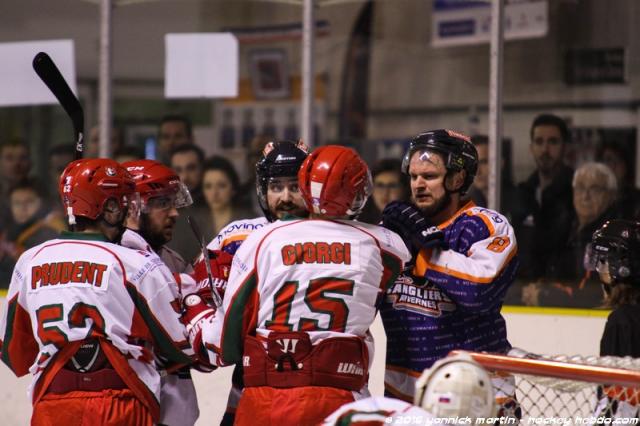 Photo hockey Division 2 - Division 1 : barrage D1/D2, match 1 : Clermont-Ferrand vs Courbevoie  - Courbevoie mieux armé