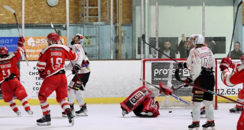 Photo hockey Division 2 - Division 2 - 1/2 de Finale - Match 3 : Valence vs La Roche-sur-Yon - Et 1, et 2, et 3 zéro - Billet pour la finale