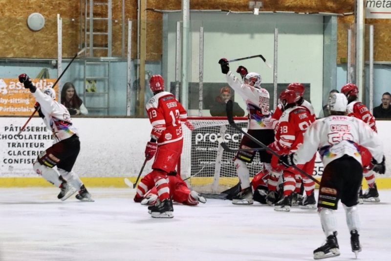 Photo hockey Division 2 - Division 2 - 1/2 de Finale - Match 3 : Valence vs La Roche-sur-Yon - Et 1, et 2, et 3 zéro - Billet pour la finale