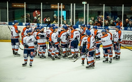 Photo hockey Division 2 - Division 2 : 12ème journée : Morzine-Avoriaz vs Clermont-Ferrand - Le Sanglier charge le Pingouin