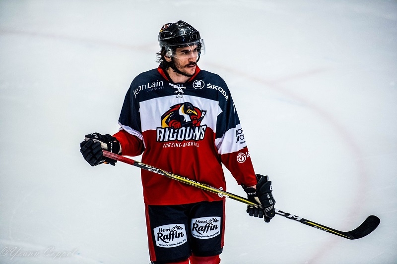 Photo hockey Division 2 - Division 2 : 12ème journée : Morzine-Avoriaz vs Clermont-Ferrand - Le Sanglier charge le Pingouin