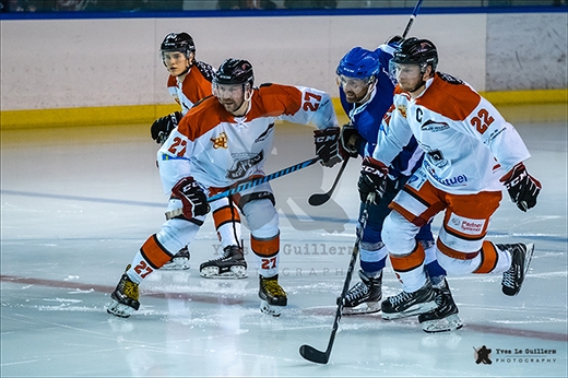 Photo hockey Division 2 - Division 2 : 15ème journée : Paris (FV) vs Valenciennes - Les Diables Rouges mènent la danse.