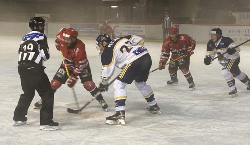Photo hockey Division 2 - Division 2 : 1ère journée : Annecy vs Villard-de-Lans - Chevaliers et Ours au coude à coude
