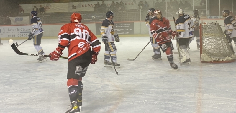 Photo hockey Division 2 - Division 2 : 1ère journée : Annecy vs Villard-de-Lans - Chevaliers et Ours au coude à coude