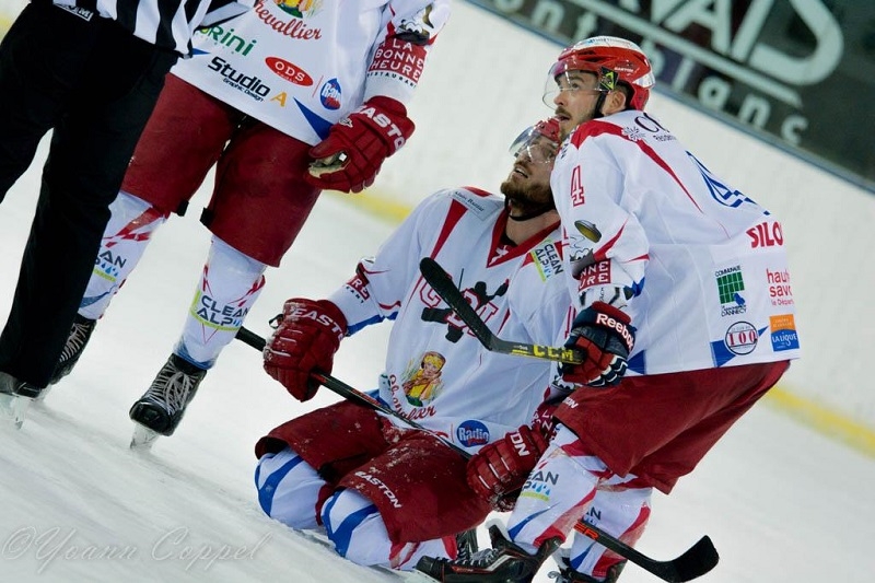 Photo hockey Division 2 - Division 2 - Play-off , finale, match 3 : Mont-Blanc vs Annecy - D2 : Le Chevalier blessé puis anobli !