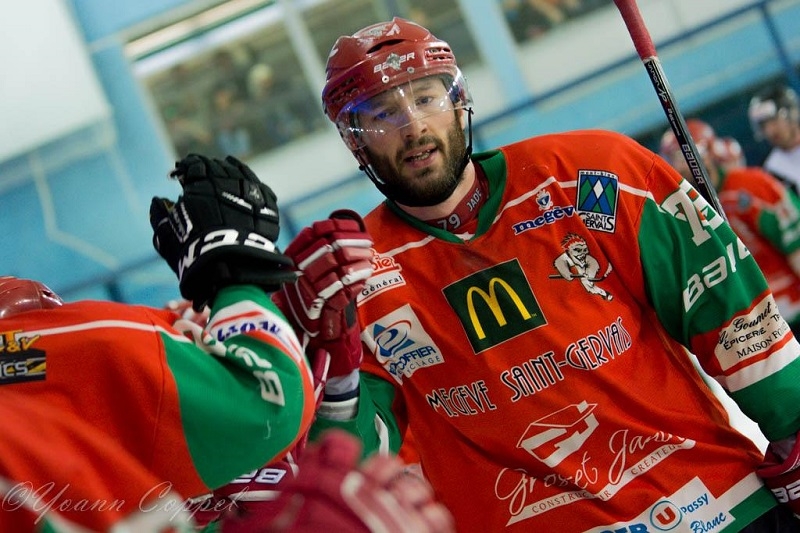 Photo hockey Division 2 - Division 2 - Play-off , finale, match 3 : Mont-Blanc vs Annecy - D2 : Le Chevalier blessé puis anobli !