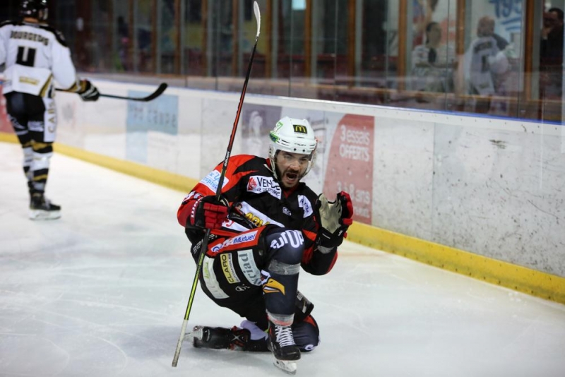 Photo hockey Division 3 - D3 - carré final - J2 : La Roche-sur-Yon vs Dammarie-les-Lys - Le vol de l