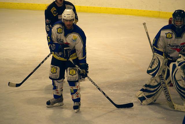 Photo hockey Division 3 - D3 : Play Off : Roanne vs Châlons-en-Champagne - Un patin en quart de finale