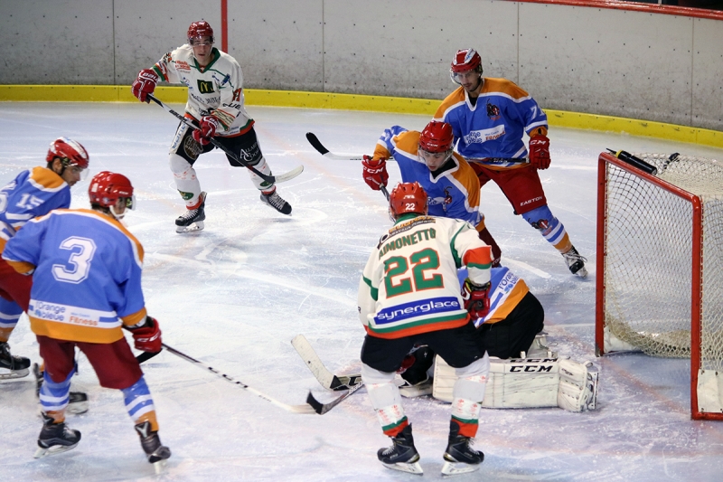 Photo hockey Hockey en France -  : Annecy vs Mont-Blanc - Le preux Chevalier terrasse le Yéti