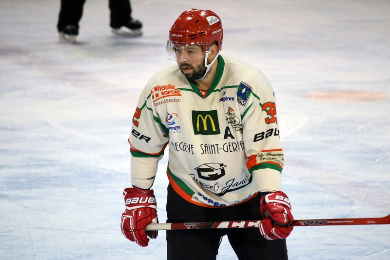 Photo hockey Hockey en France -  : Annecy vs Mont-Blanc - Le preux Chevalier terrasse le Yéti