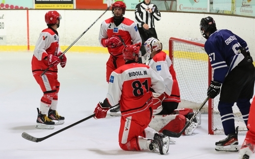 Photo hockey Hockey en France -  : Valence II vs Paris (FV) - Valence chute lourdement sur sa glace - TF 1/2 Finale 2