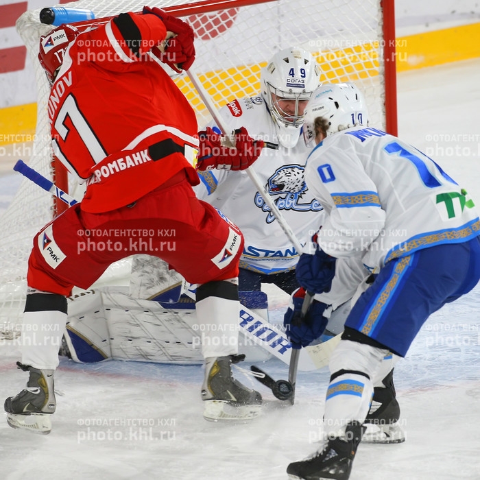 Photo hockey KHL - Kontinental Hockey League - KHL - Kontinental Hockey League - KHL : Il est tombé