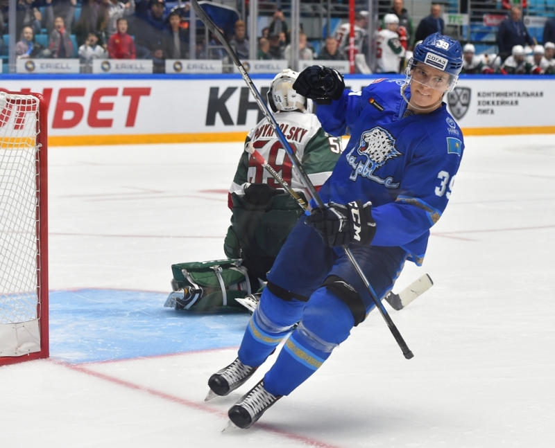 Photo hockey KHL - Kontinental Hockey League - KHL - Kontinental Hockey League - KHL : Une panthère chasse l