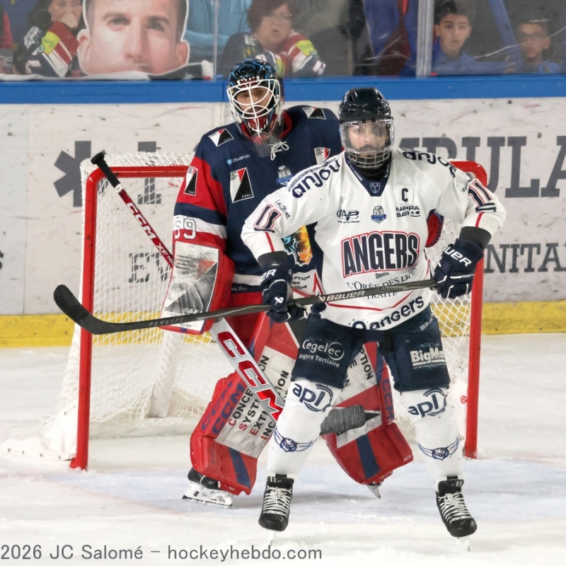 Photo hockey Ligue Magnus - Ligue Magnus - 1/2 de Finale - Match 5 : Grenoble  vs Angers  - Boivin montre la voie à ses partenaires