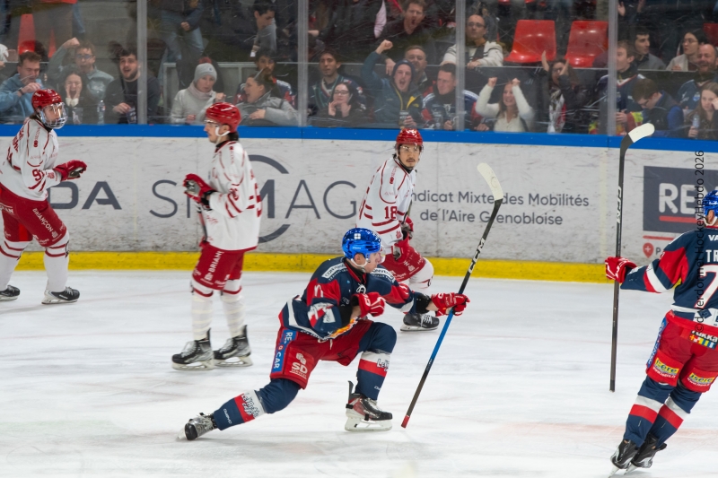 Photo hockey Ligue Magnus - Ligue Magnus - 1/4 de Finale - Match 2 : Grenoble  vs Briançon  - Grenoble double la mise difficilement ! 
