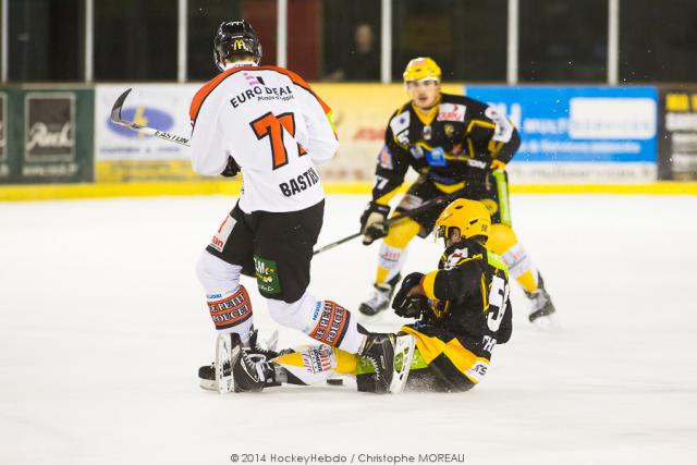 Photo hockey Ligue Magnus - Ligue Magnus : 10ème journée : Strasbourg  vs Amiens  - Strasbourg dans un trou noir