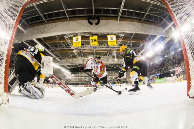Photo hockey Ligue Magnus - Ligue Magnus : 10ème journée : Strasbourg  vs Amiens  - Strasbourg dans un trou noir