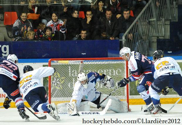 Photo hockey Ligue Magnus - Ligue Magnus : 11ème journée  : Grenoble  vs Chamonix  - Le coup de corne du chamois !
